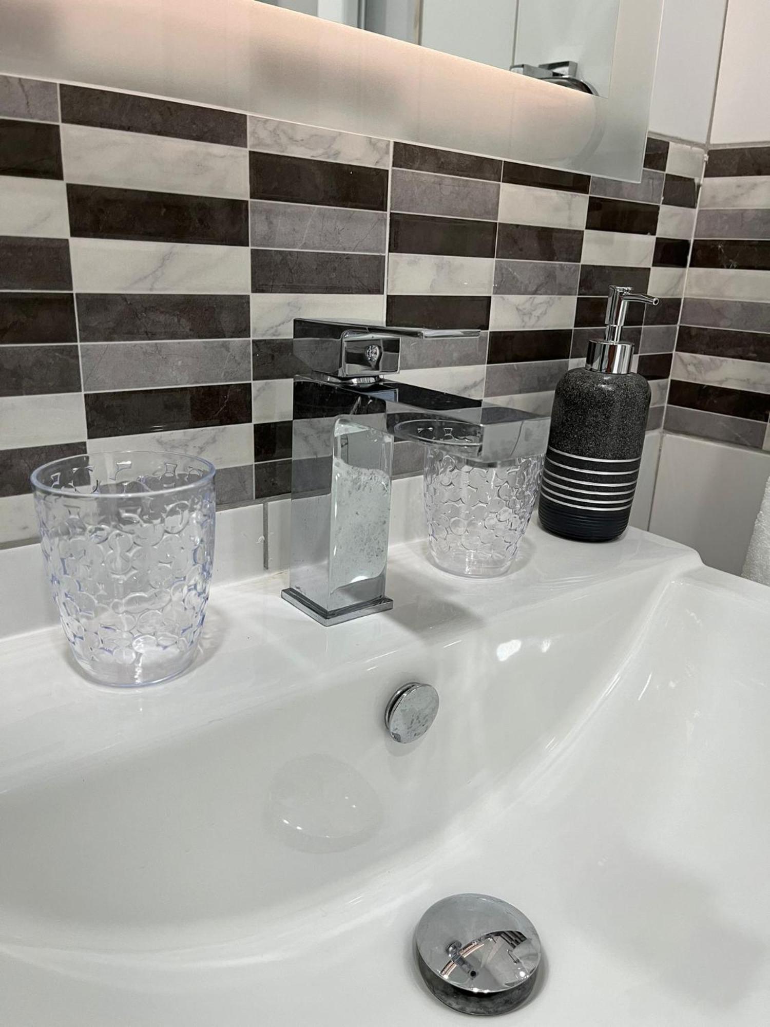 Sea Breeze, Spacious 2-Bedroom Lux Seaside Apartments St. Paul's Bay Buitenkant foto
