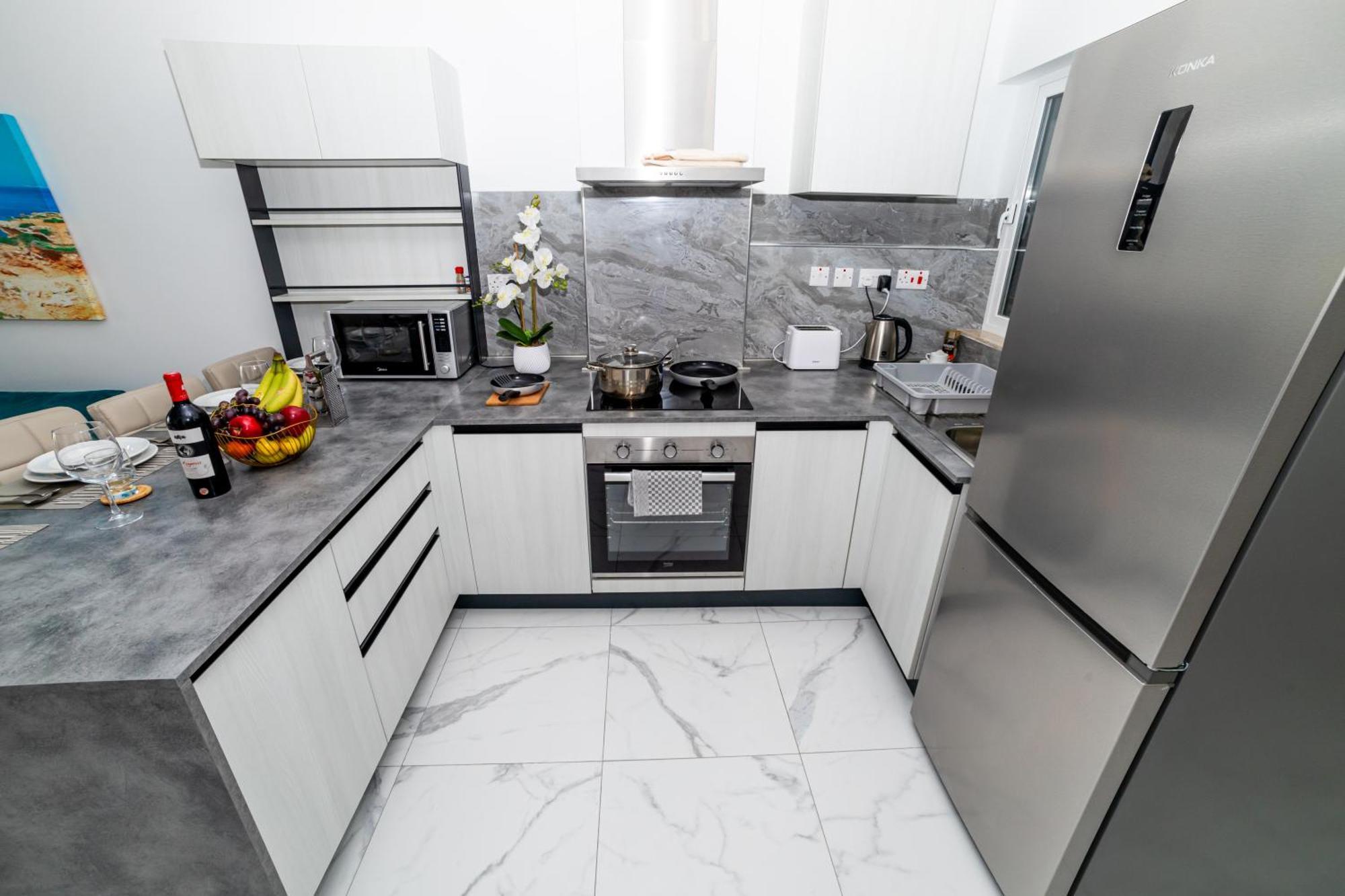 Sea Breeze, Spacious 2-Bedroom Lux Seaside Apartments St. Paul's Bay Buitenkant foto