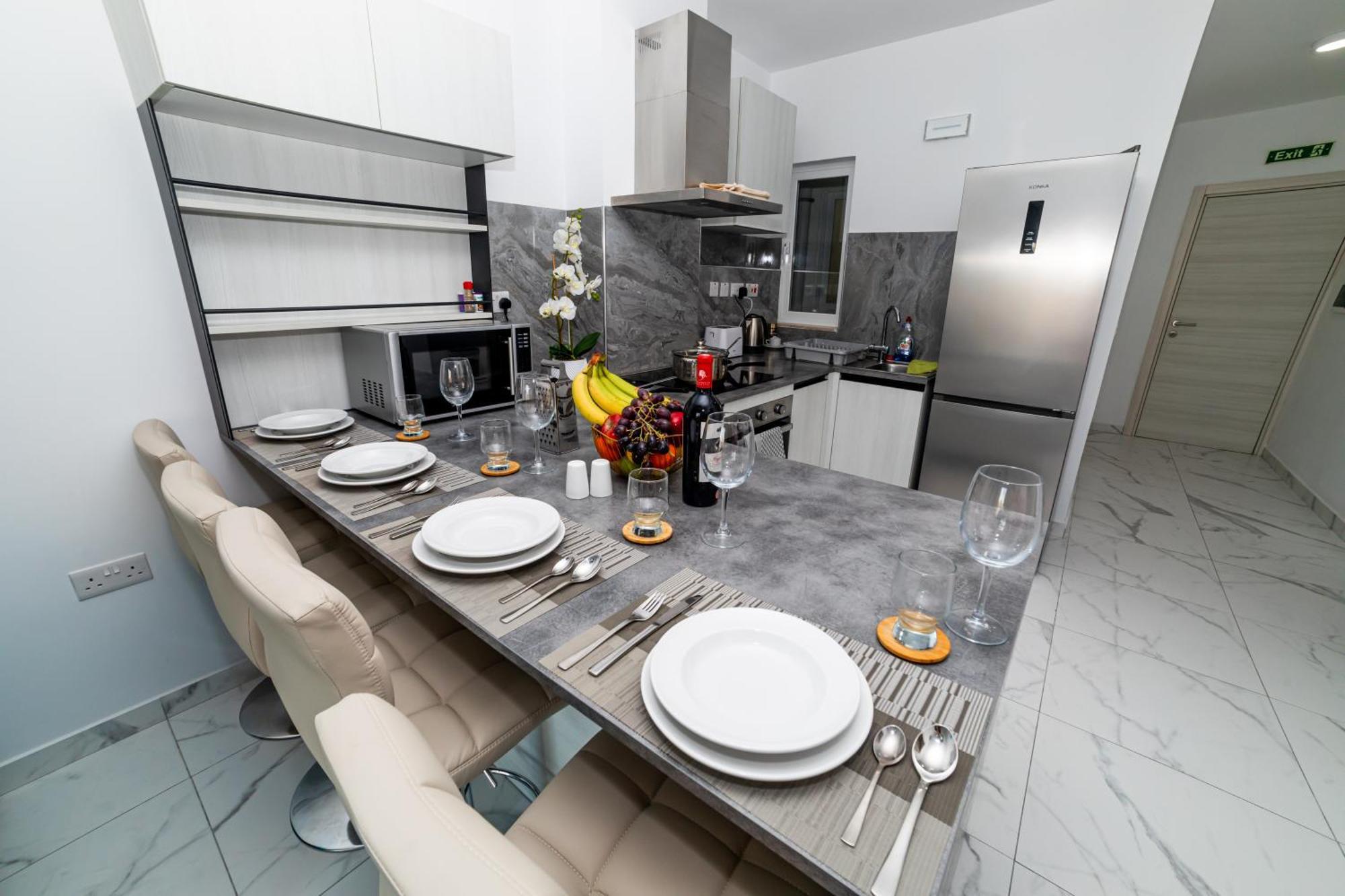 Sea Breeze, Spacious 2-Bedroom Lux Seaside Apartments St. Paul's Bay Buitenkant foto