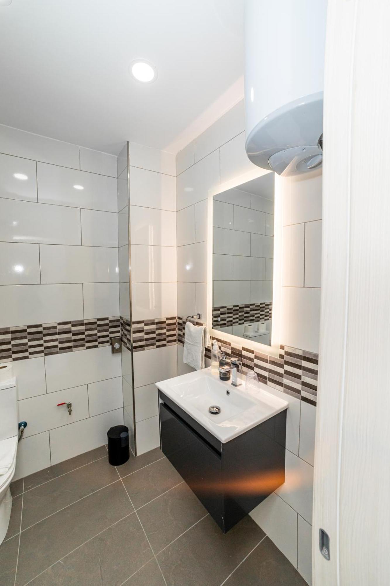 Sea Breeze, Spacious 2-Bedroom Lux Seaside Apartments St. Paul's Bay Buitenkant foto
