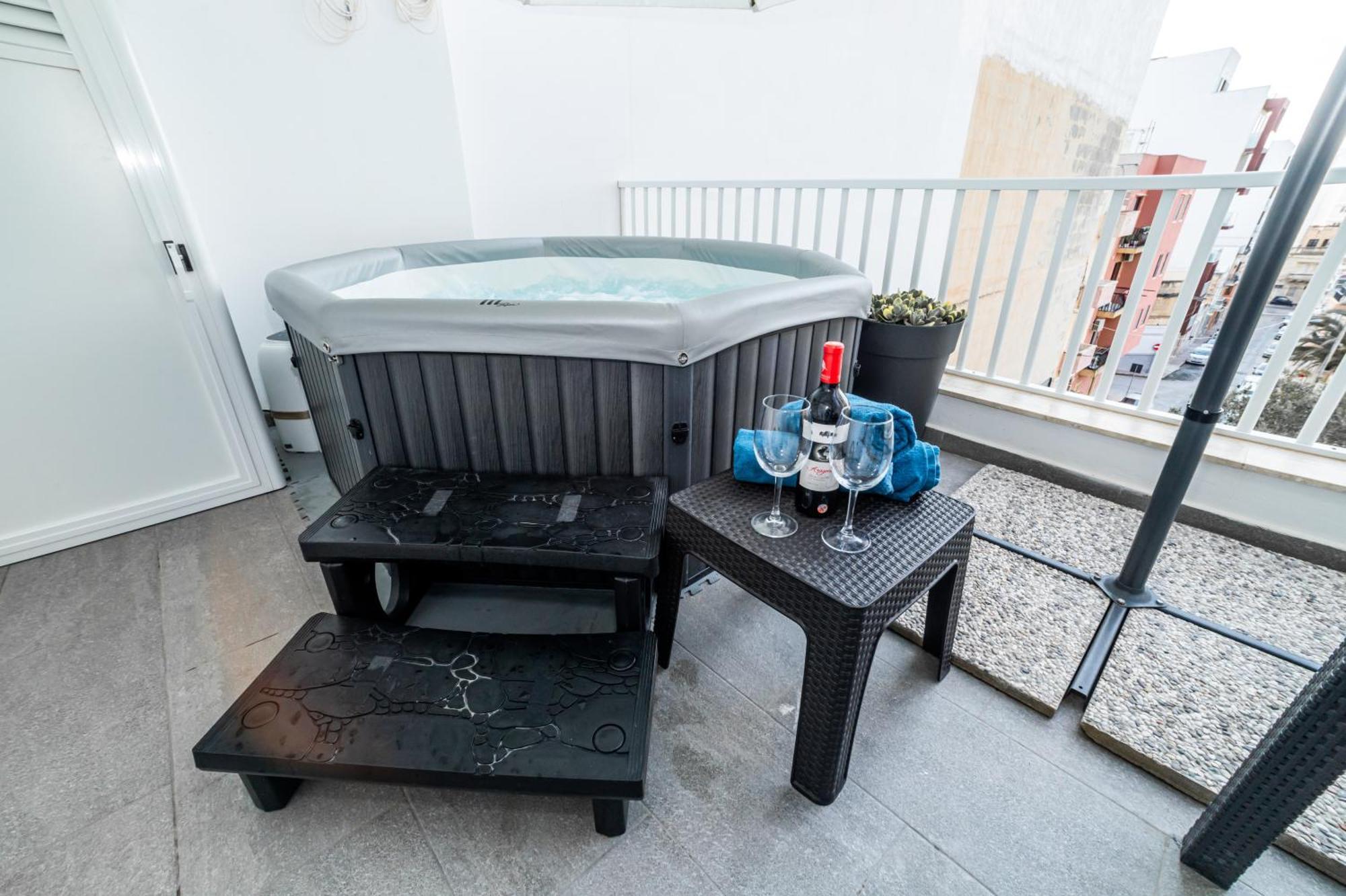 Sea Breeze, Spacious 2-Bedroom Lux Seaside Apartments St. Paul's Bay Buitenkant foto