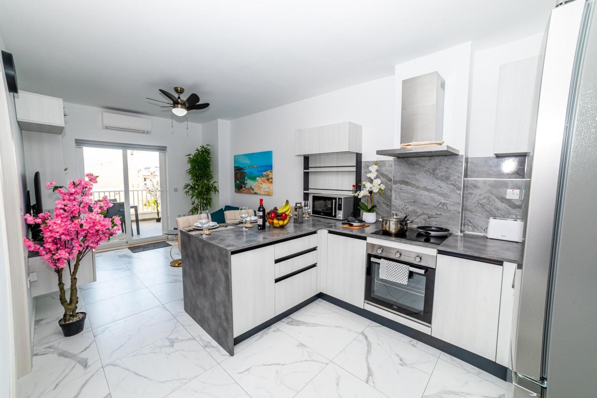 Sea Breeze, Spacious 2-Bedroom Lux Seaside Apartments St. Paul's Bay Buitenkant foto