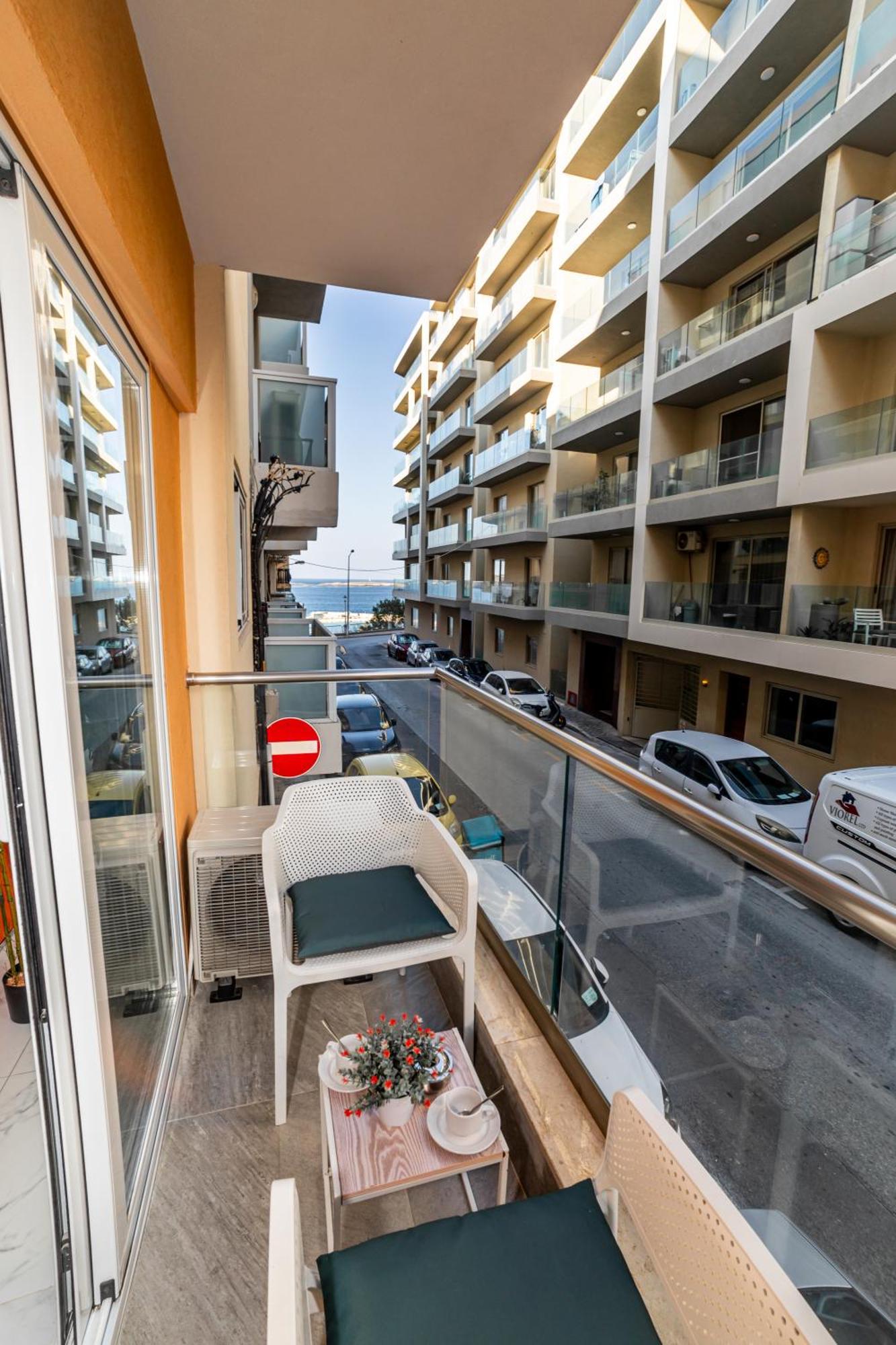 Sea Breeze, Spacious 2-Bedroom Lux Seaside Apartments St. Paul's Bay Buitenkant foto