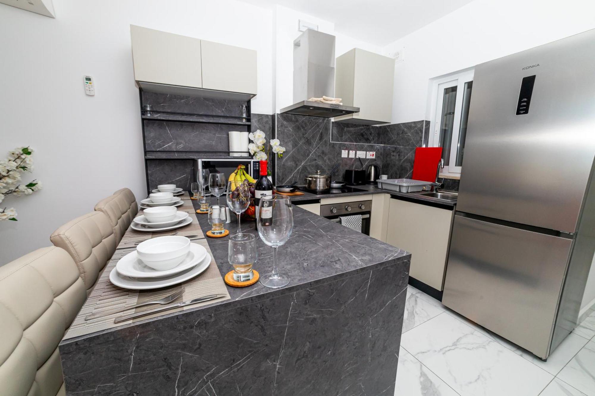 Sea Breeze, Spacious 2-Bedroom Lux Seaside Apartments St. Paul's Bay Buitenkant foto
