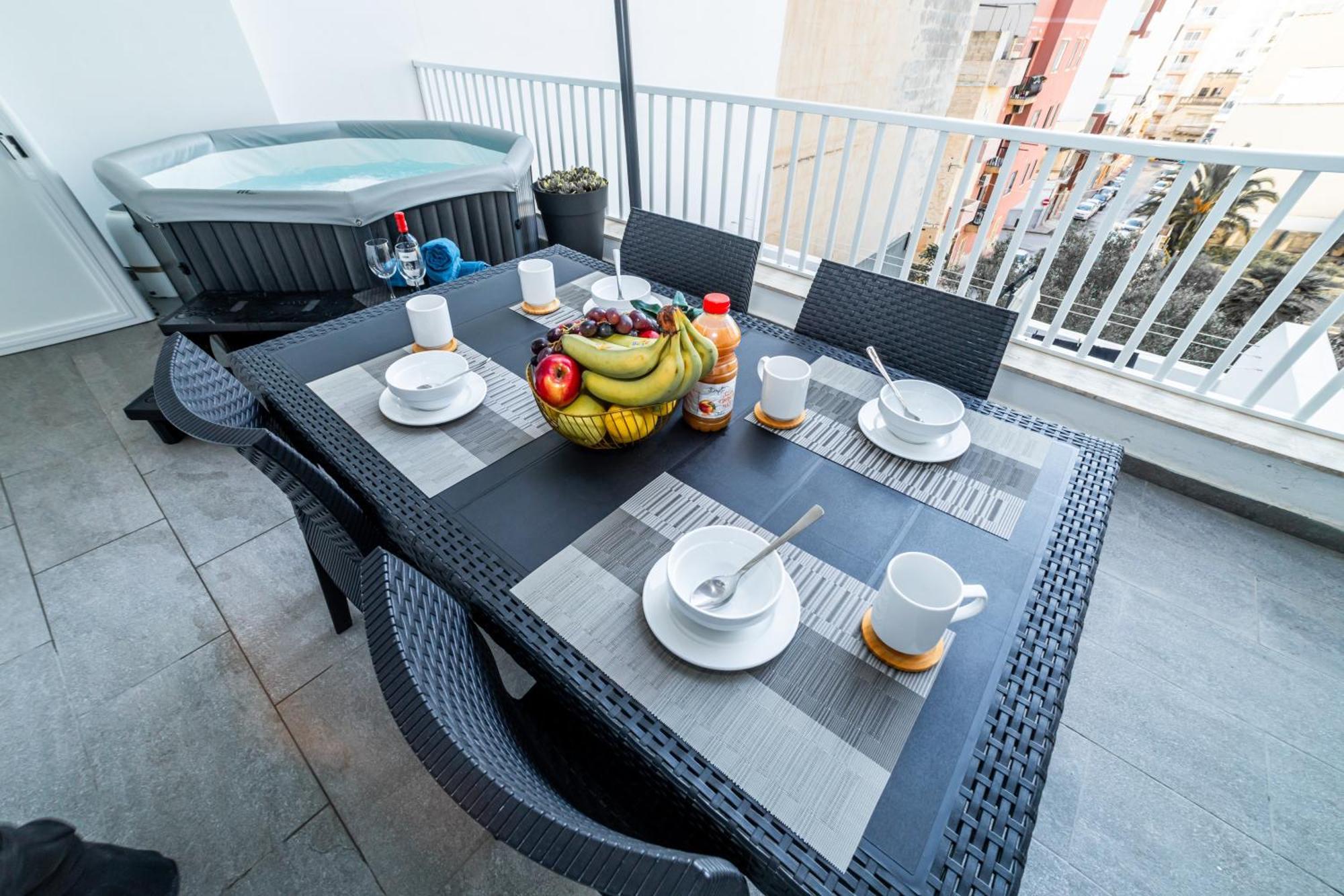 Sea Breeze, Spacious 2-Bedroom Lux Seaside Apartments St. Paul's Bay Buitenkant foto