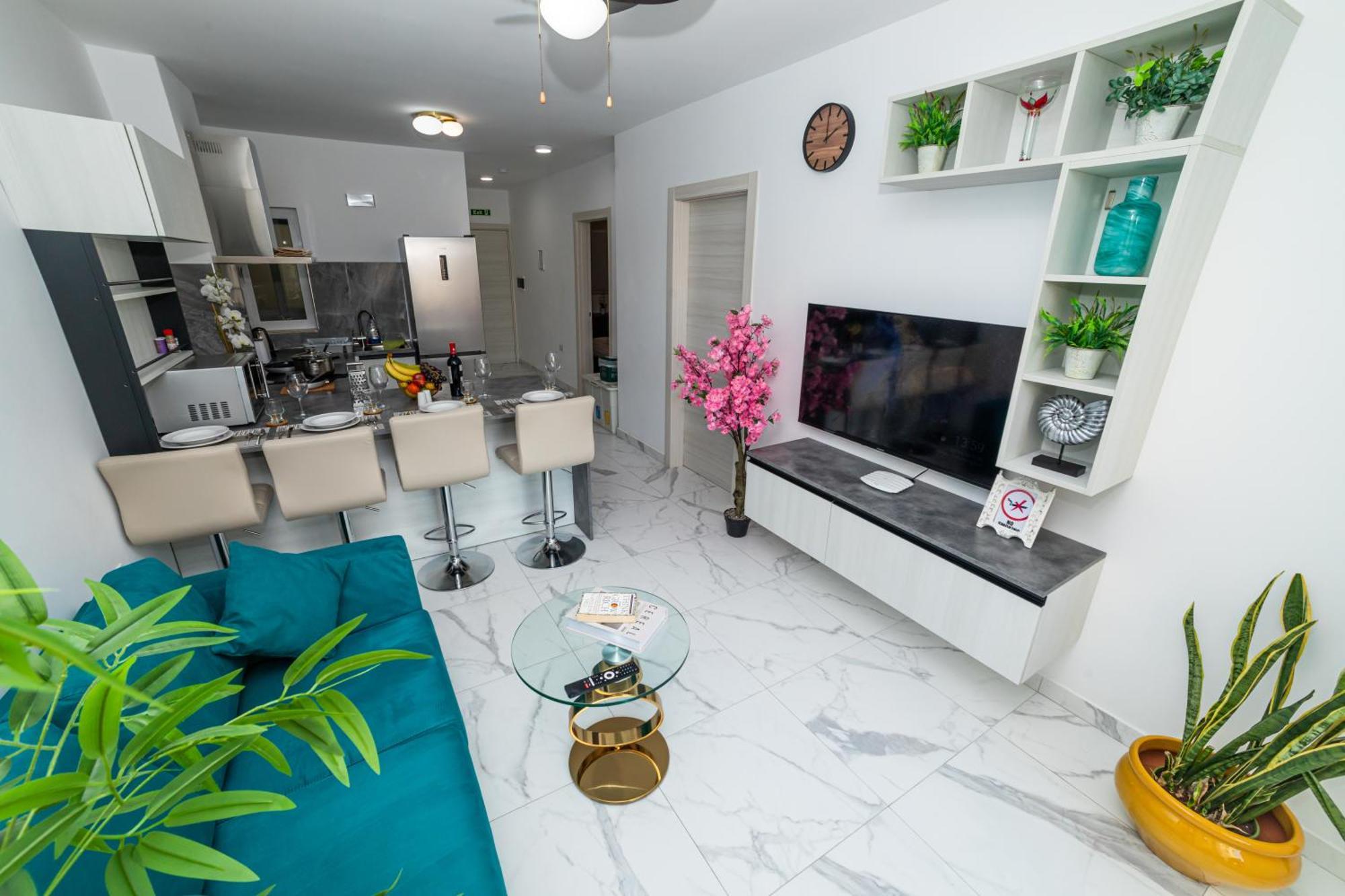 Sea Breeze, Spacious 2-Bedroom Lux Seaside Apartments St. Paul's Bay Buitenkant foto