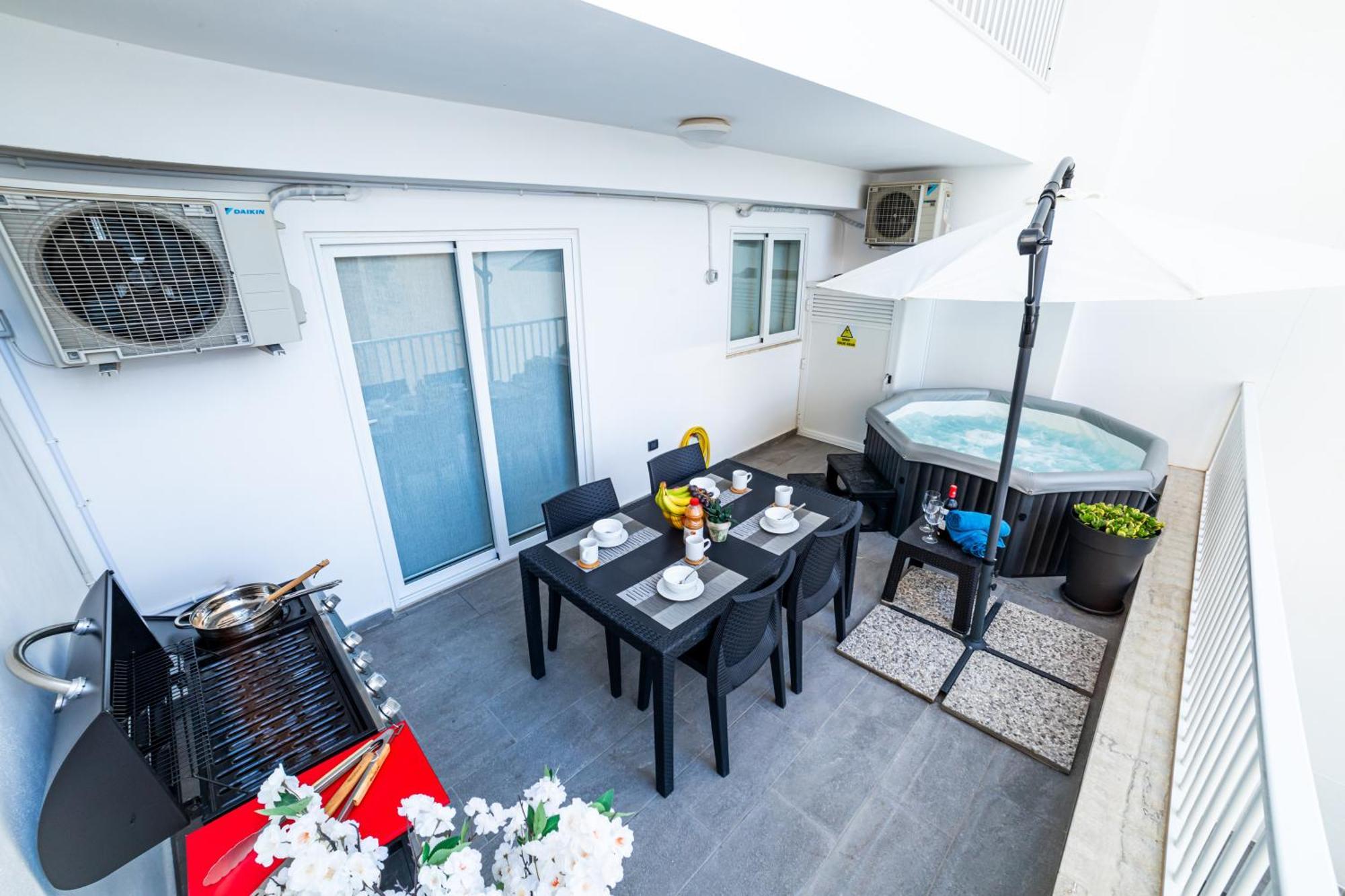 Sea Breeze, Spacious 2-Bedroom Lux Seaside Apartments St. Paul's Bay Buitenkant foto