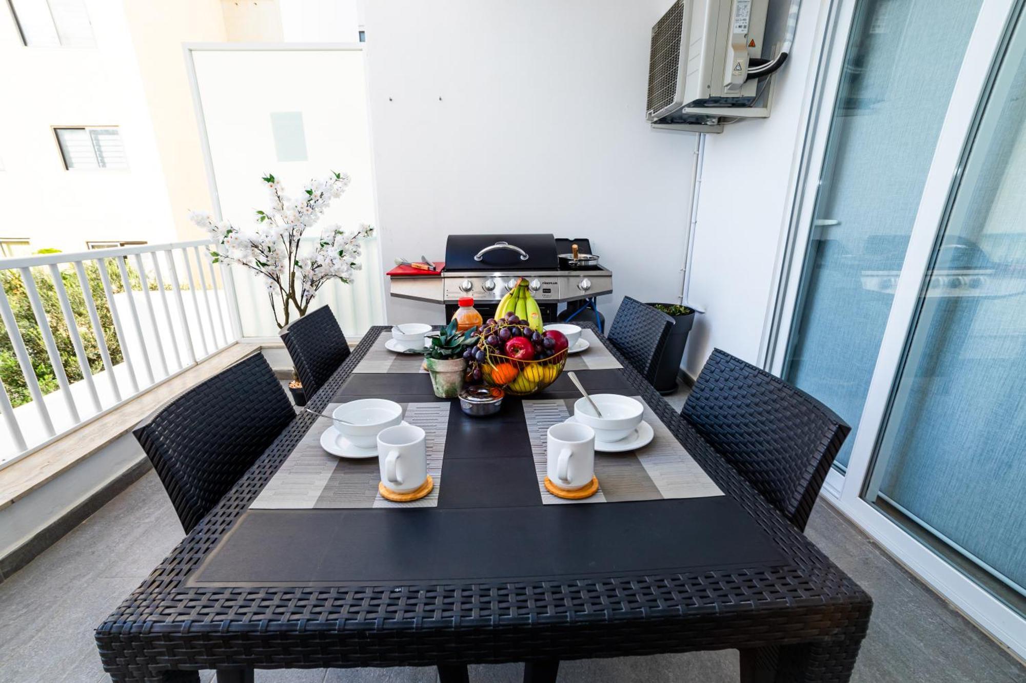 Sea Breeze, Spacious 2-Bedroom Lux Seaside Apartments St. Paul's Bay Buitenkant foto
